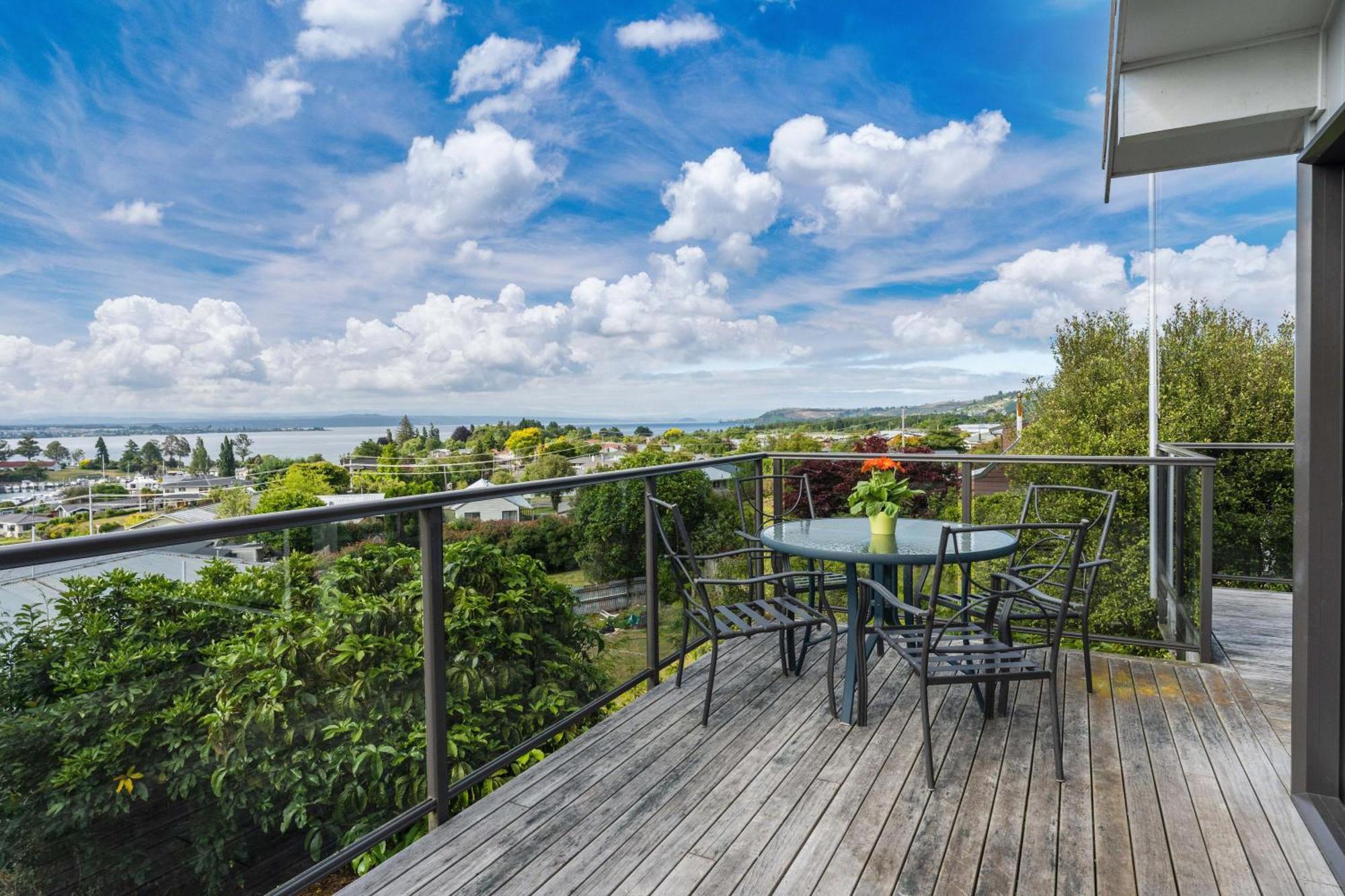 Ngaio Views - Lake Taupo Holiday Home Exteriör bild
